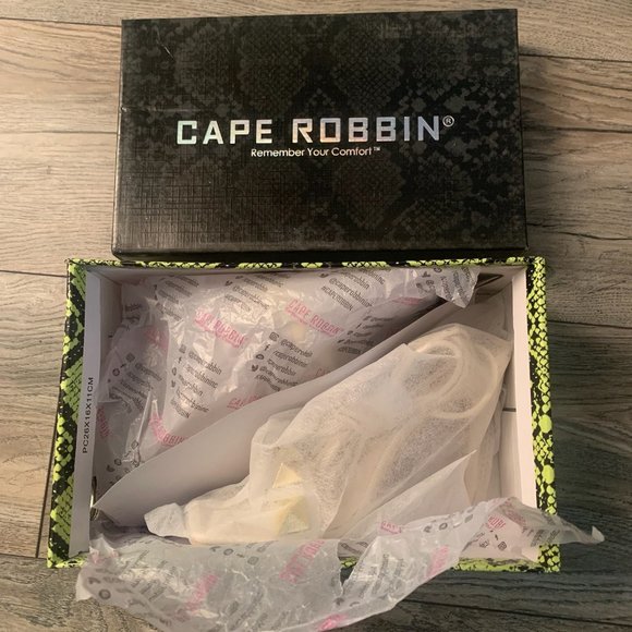 NWT CAPE ROBBIN AIGO GOLD STUDDED LACE UP HEELS OFF-WHITE 5.5 - Picture 7 of 8